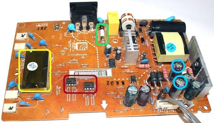 Плата питания монитора LG. На рисунке выделены (слева направо): повышающий трансформатор ламп подсветки; оптроны; предохранитель питания; конденсаторы.